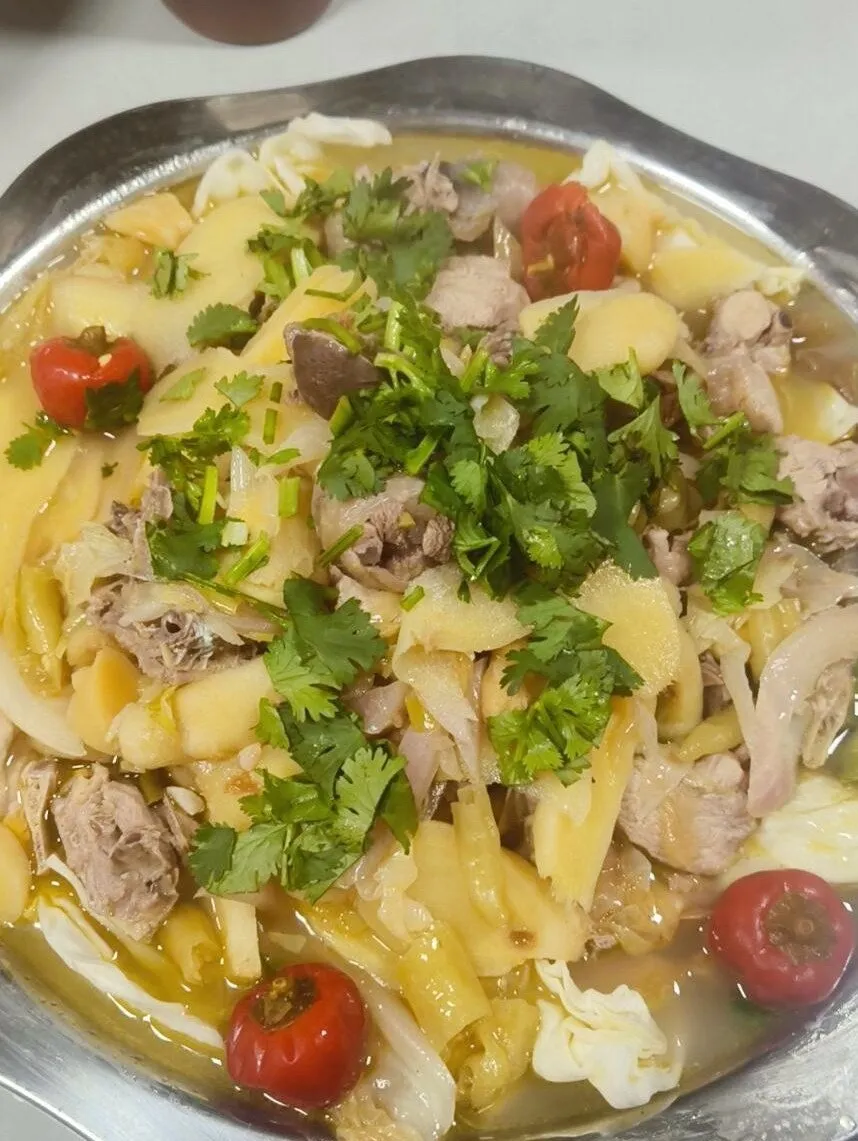 跟著非遺美食游南鄭：酸辣鮮香、肉嫩湯美的泡姜雞。