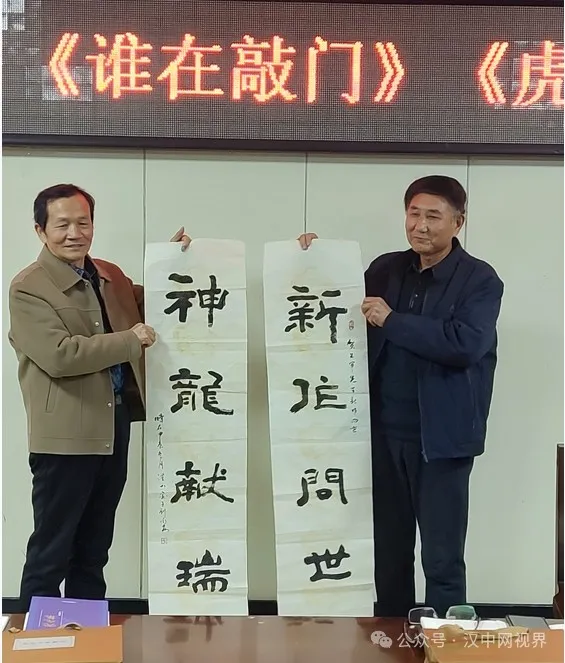 作家朱軍《藍(lán)色經(jīng)緯》等三部文學(xué)新著發(fā)布座談會召開