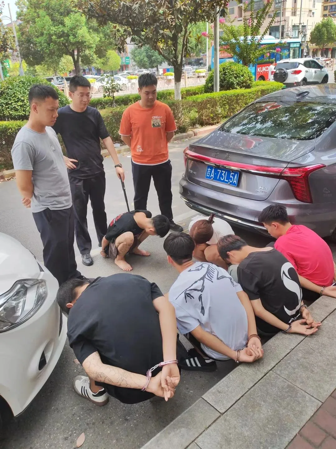 拉車門“碰運(yùn)氣”？漢中破獲一起團(tuán)伙盜竊案件