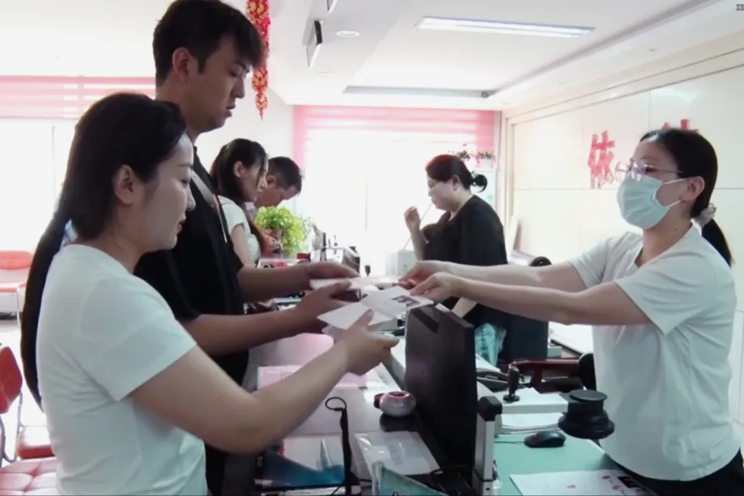漢臺(tái)迎來(lái)首對(duì)婚姻登記全國(guó)通辦新人