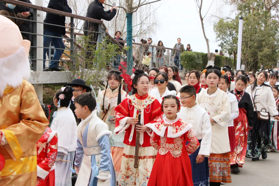 我們的節(jié)日·歡樂中國年丨西鄉(xiāng)：漢服巡游！太！驚！艷！