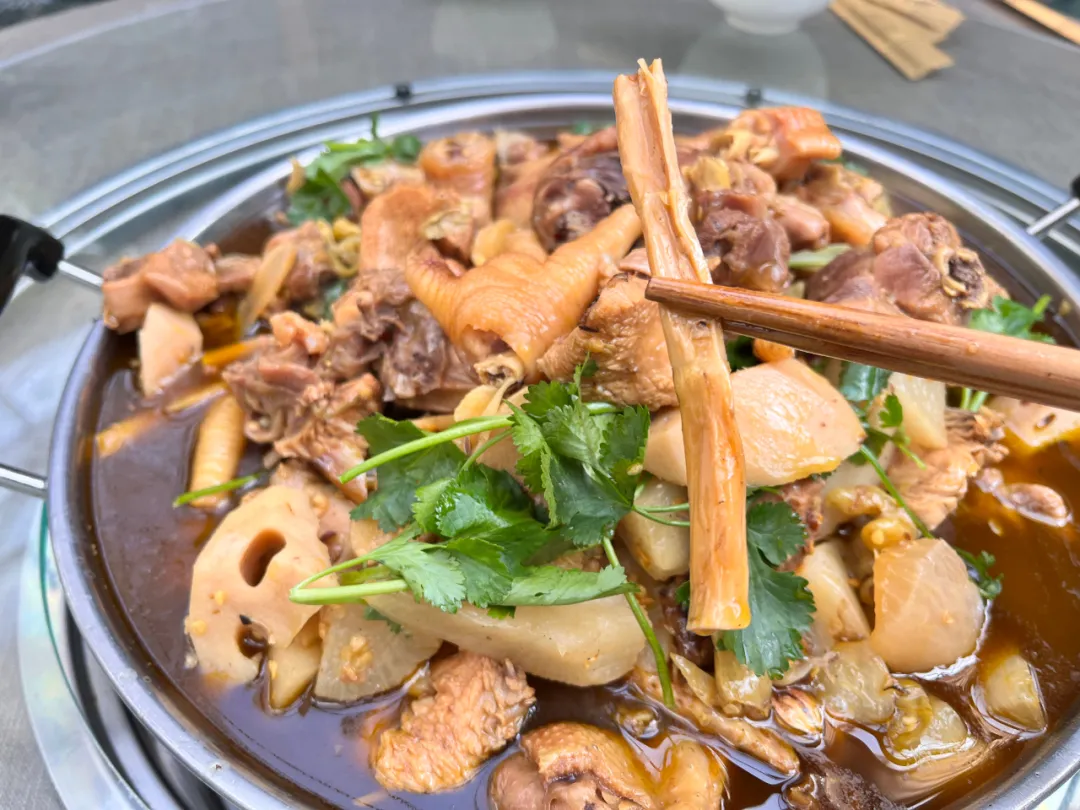 跟著非遺美食游南鄭：酸辣鮮香、肉嫩湯美的泡姜雞。