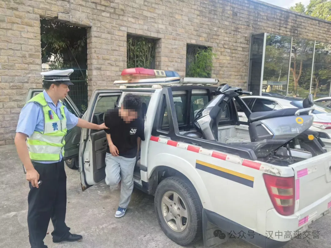 男子騎電動(dòng)車上高速，漢中高速交警及時(shí)攔截