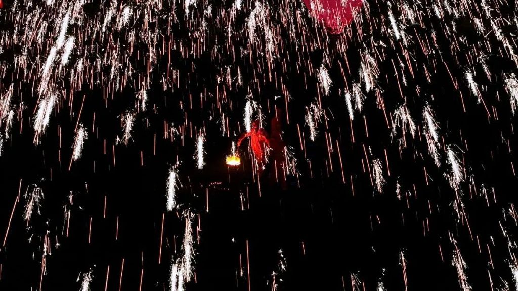 被佛坪王家灣圈粉了！鑼鼓迎賓、非遺打鐵花… 這儀式感直接拉滿！