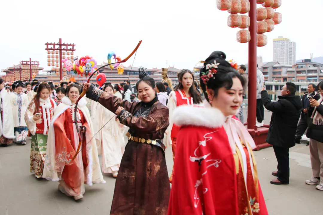 我們的節(jié)日·歡樂中國年丨西鄉(xiāng)：漢服巡游！太！驚！艷！