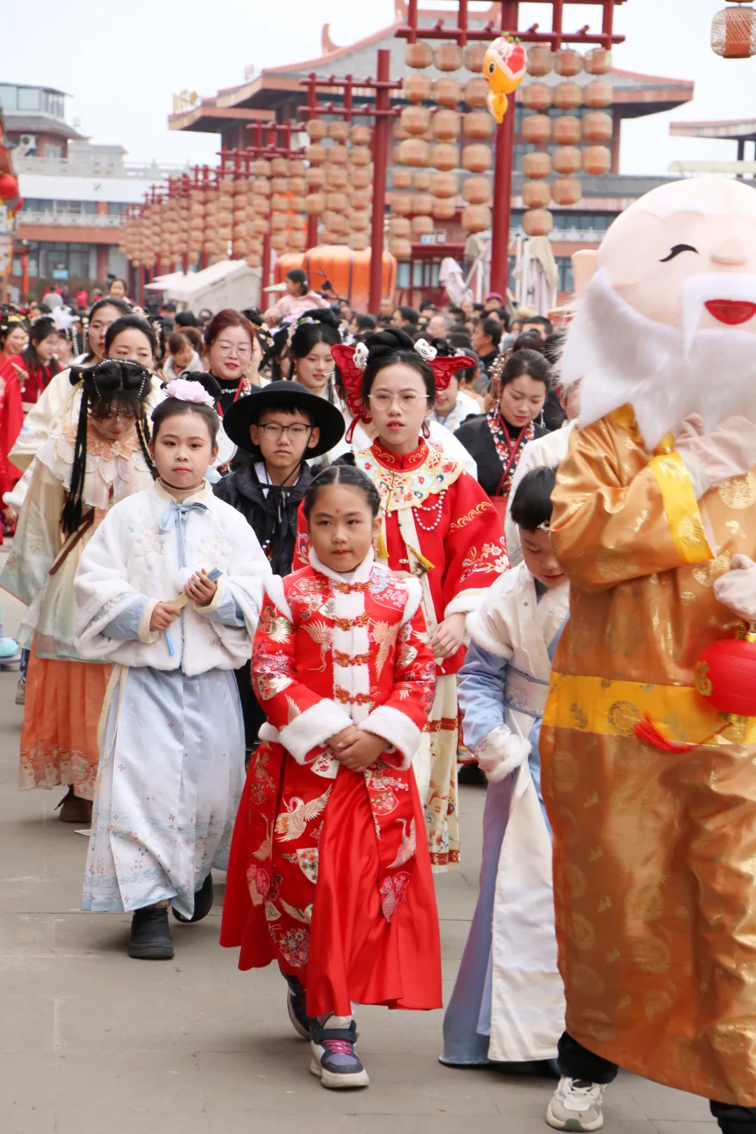我們的節(jié)日·歡樂中國年丨西鄉(xiāng)：漢服巡游！太！驚！艷！
