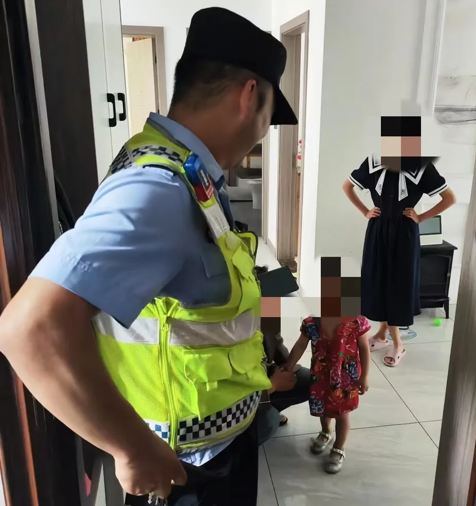 兩歲萌娃溜出家，民警化身奶爸找到家