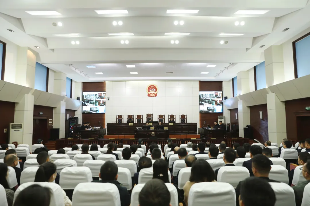 漢中一公職人員受賄公開受審，130余名干部職工到庭旁聽