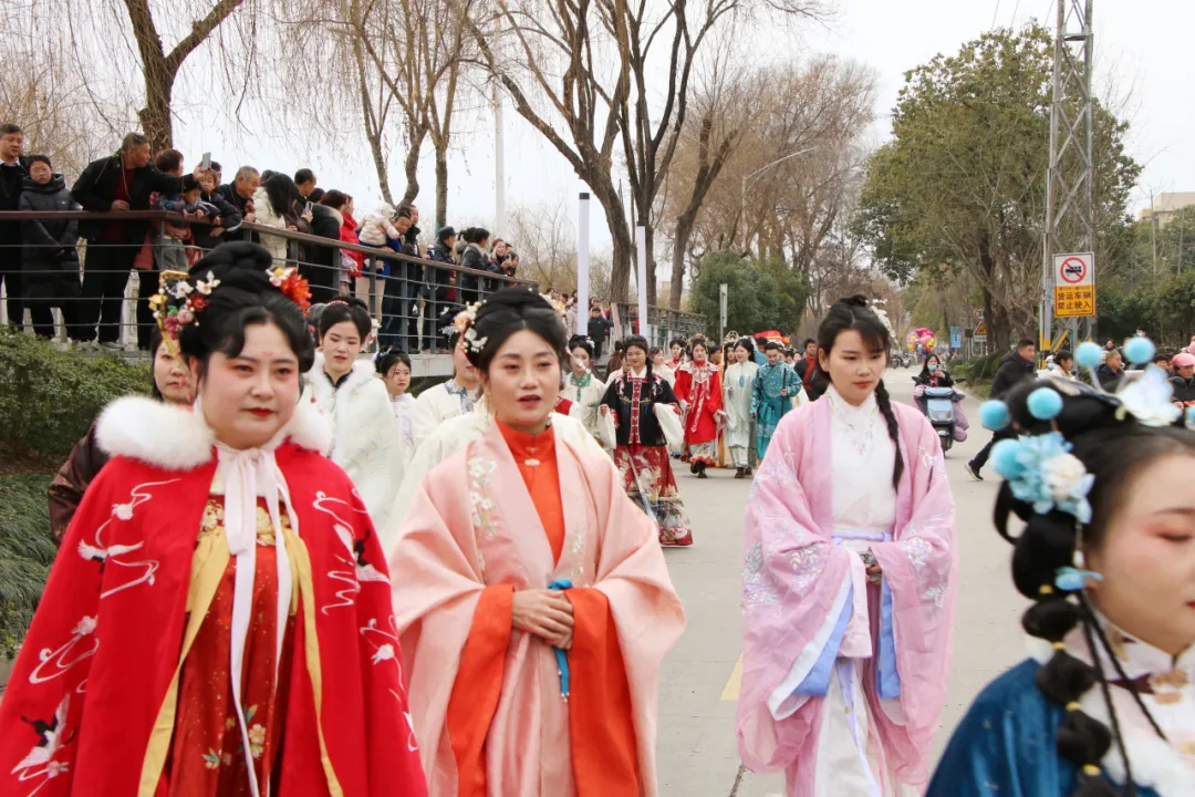 我們的節(jié)日·歡樂中國年丨西鄉(xiāng)：漢服巡游！太！驚！艷！