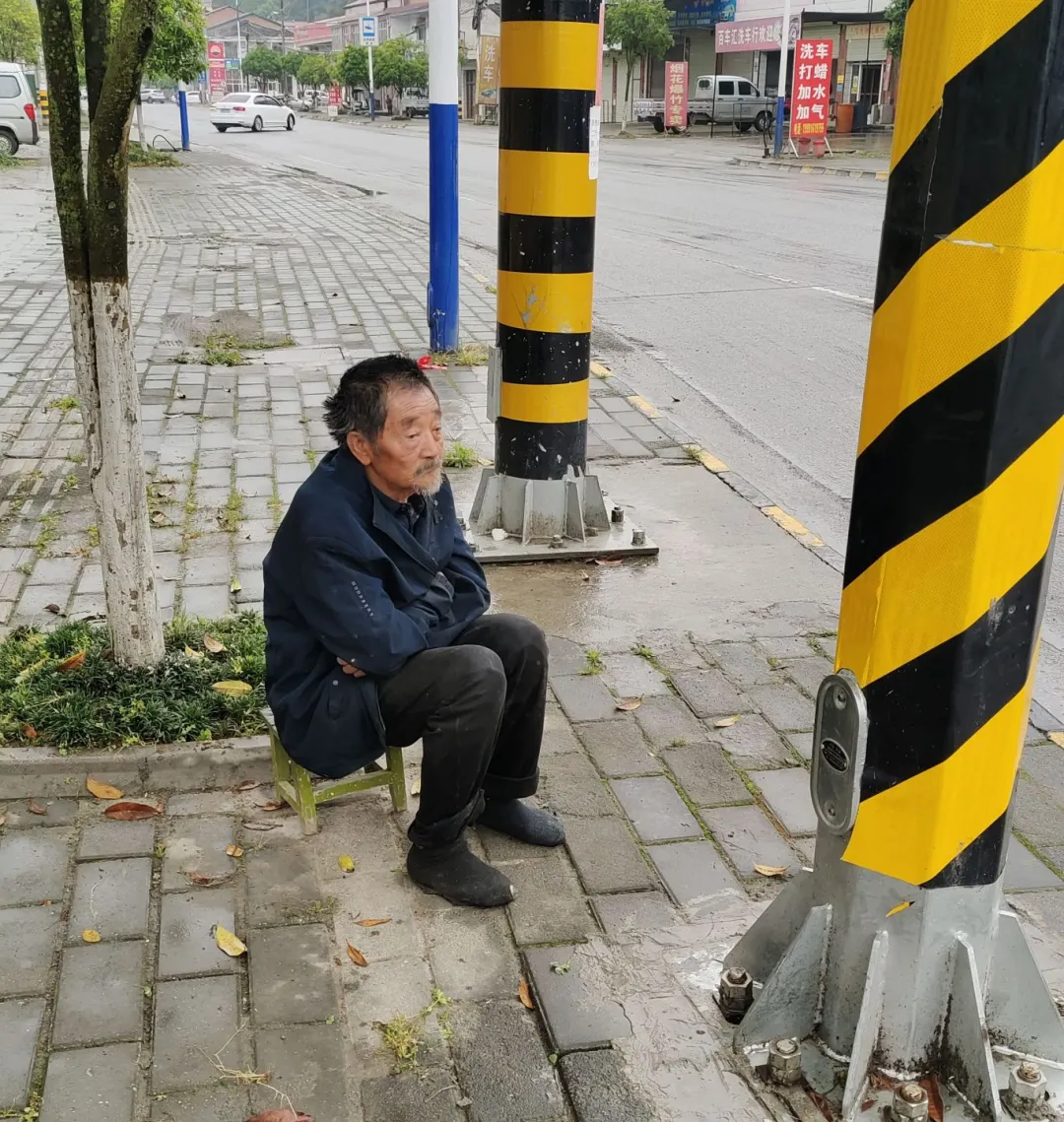 暖心︱八旬老人迷路，公路人幫助回家
