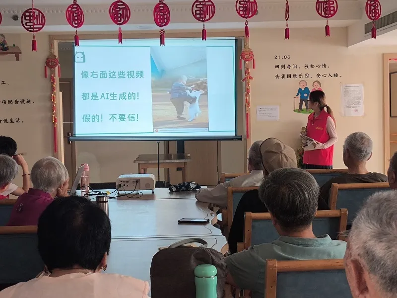 華中農(nóng)業(yè)大學(xué)學(xué)生實(shí)踐團(tuán)走進(jìn)褒國康樂園，讓青春持續(xù)溫暖“夕陽紅”