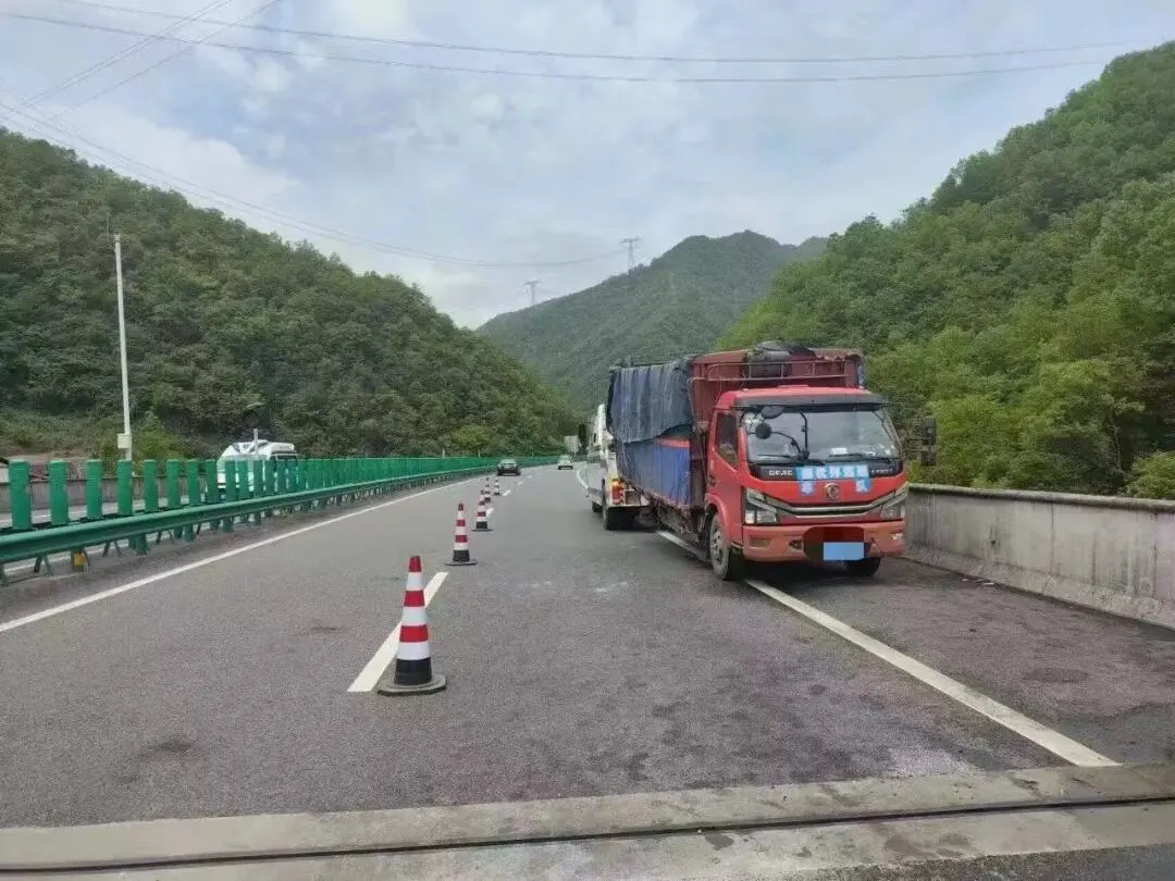 貨車側(cè)翻“爆”裝備，漢中的他們化身“搬運(yùn)小哥”！?