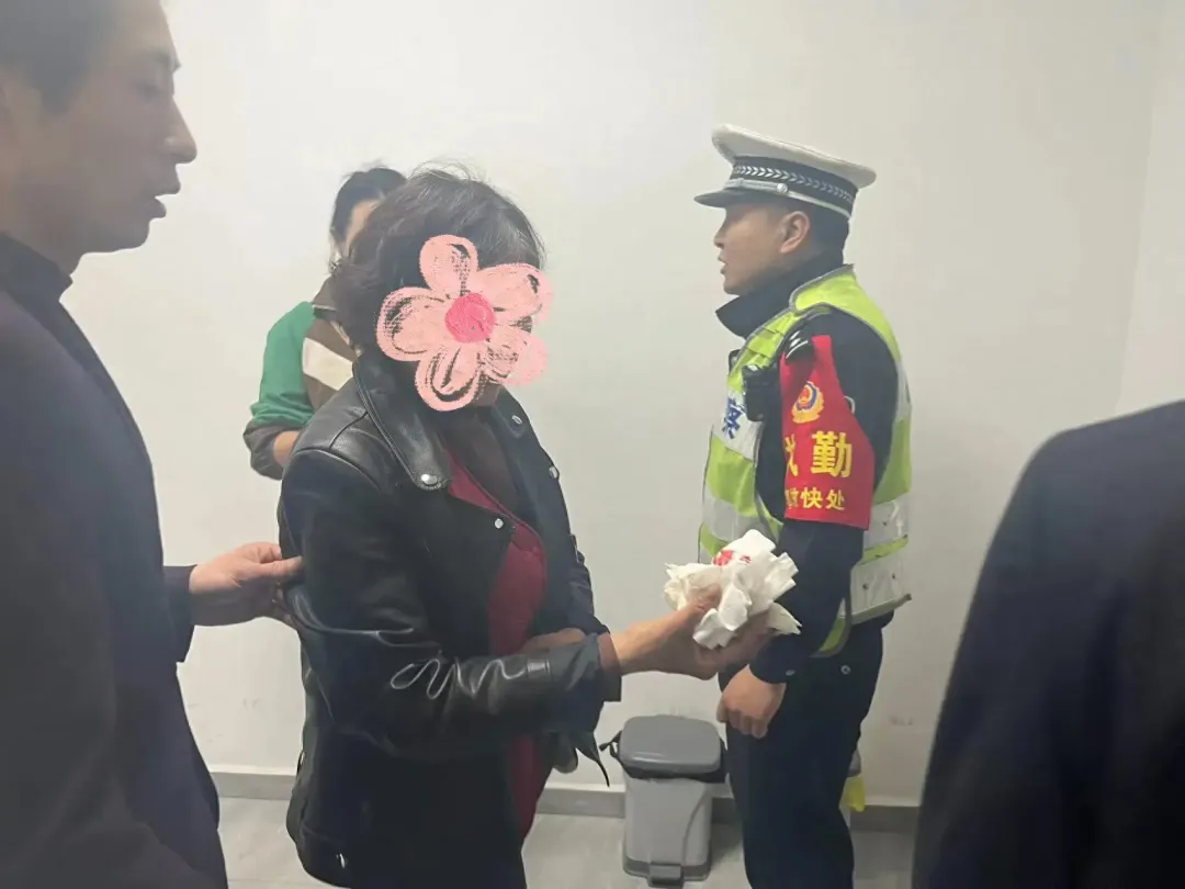 斷指群眾求助，漢中高速交警緊急護送就醫(yī)