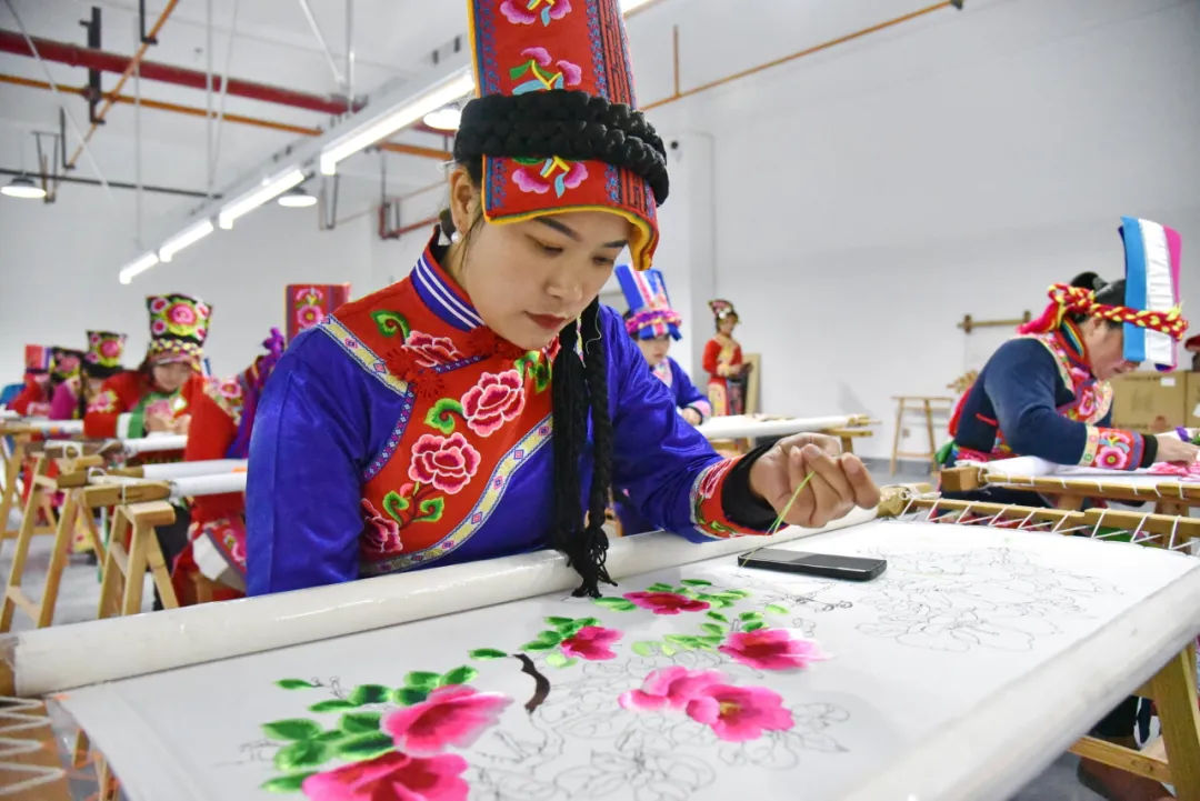 漢中非遺服飾亮相中國國際時裝周！