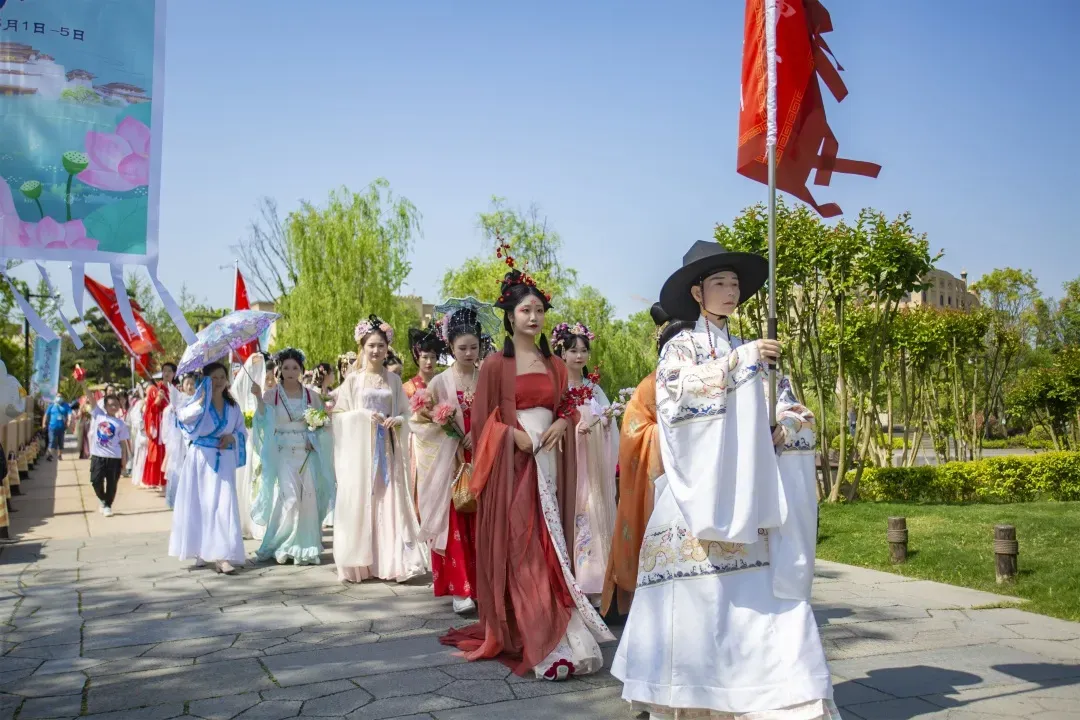 2025“盛世迎華誕·萬人游漢中”漢服嘉年華10月1日啟幕，沉浸式體驗漢韻風華！