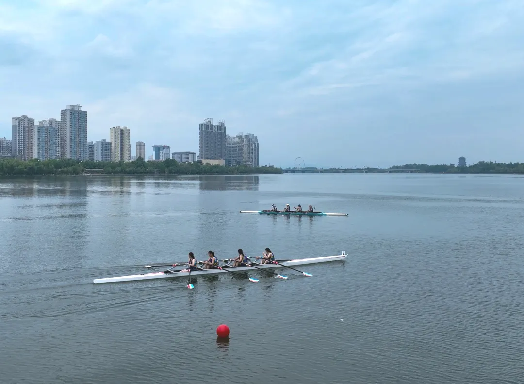 超燃開賽！300余名選手逐浪漢江！