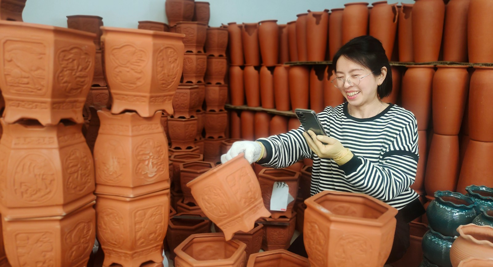 彭加榮的妻子在直播間介紹產(chǎn)品。.jpg