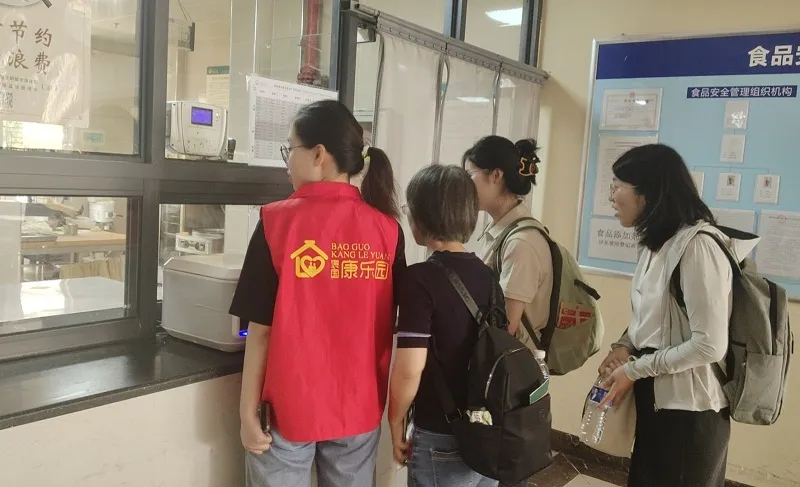 華中農(nóng)業(yè)大學(xué)學(xué)生實(shí)踐團(tuán)走進(jìn)褒國康樂園，讓青春持續(xù)溫暖“夕陽紅”