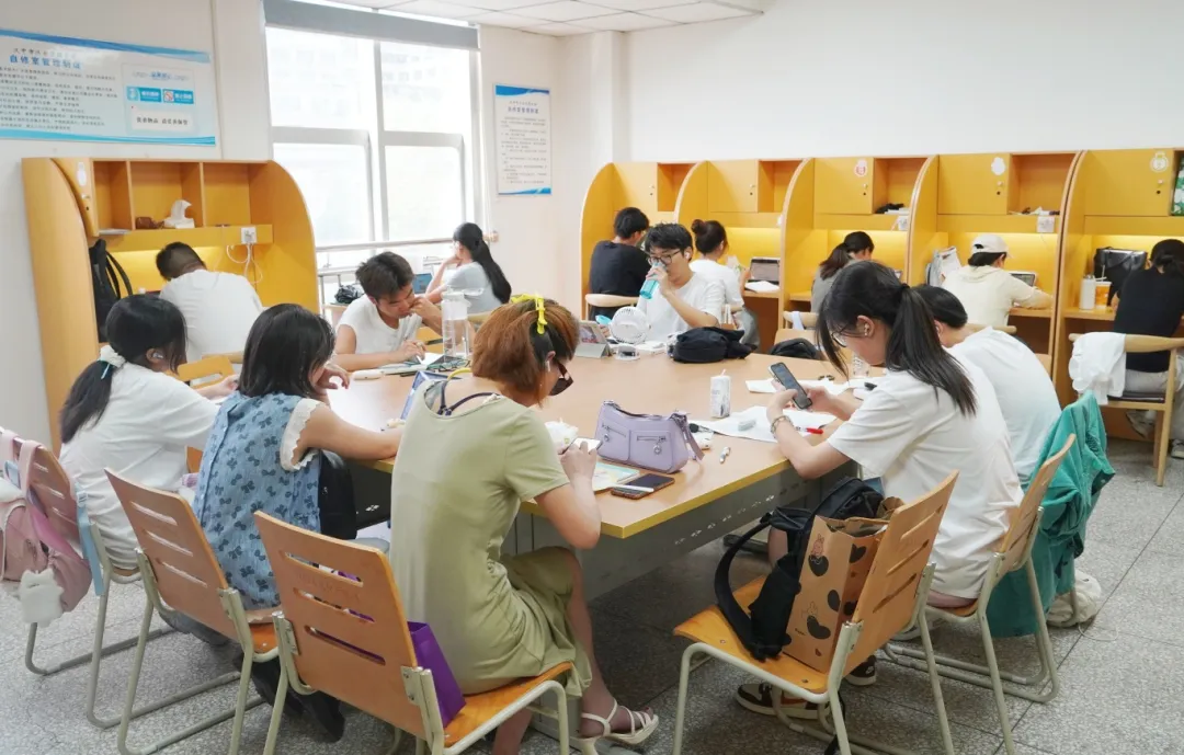 漢臺(tái)：納涼“充電”兩不誤 全民閱讀書(shū)香濃