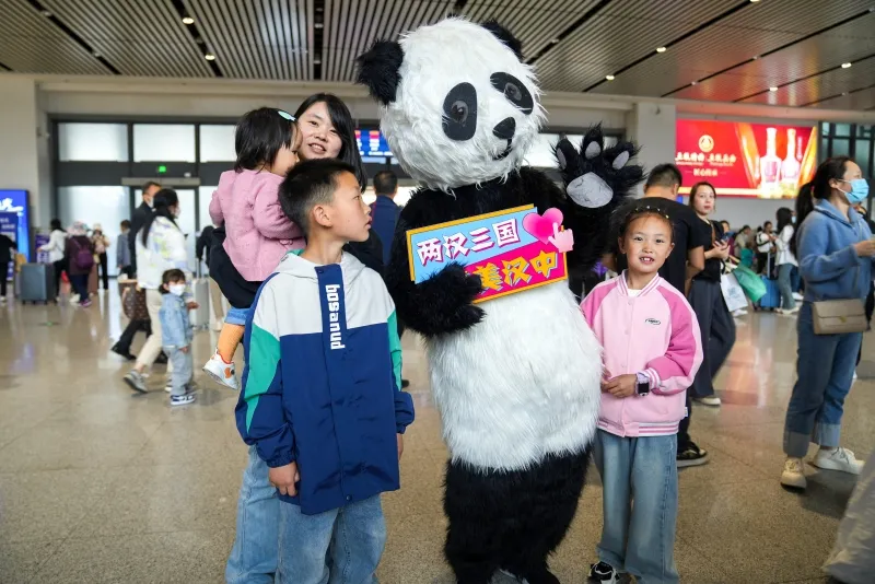 張騫、諸葛亮、“秦嶺四寶”齊現(xiàn)高鐵站，文化氛圍拉滿！