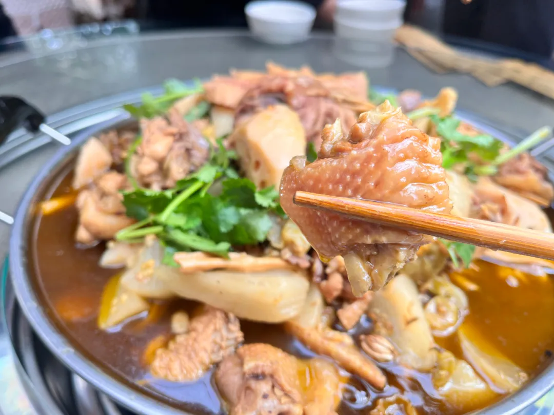 跟著非遺美食游南鄭：酸辣鮮香、肉嫩湯美的泡姜雞。