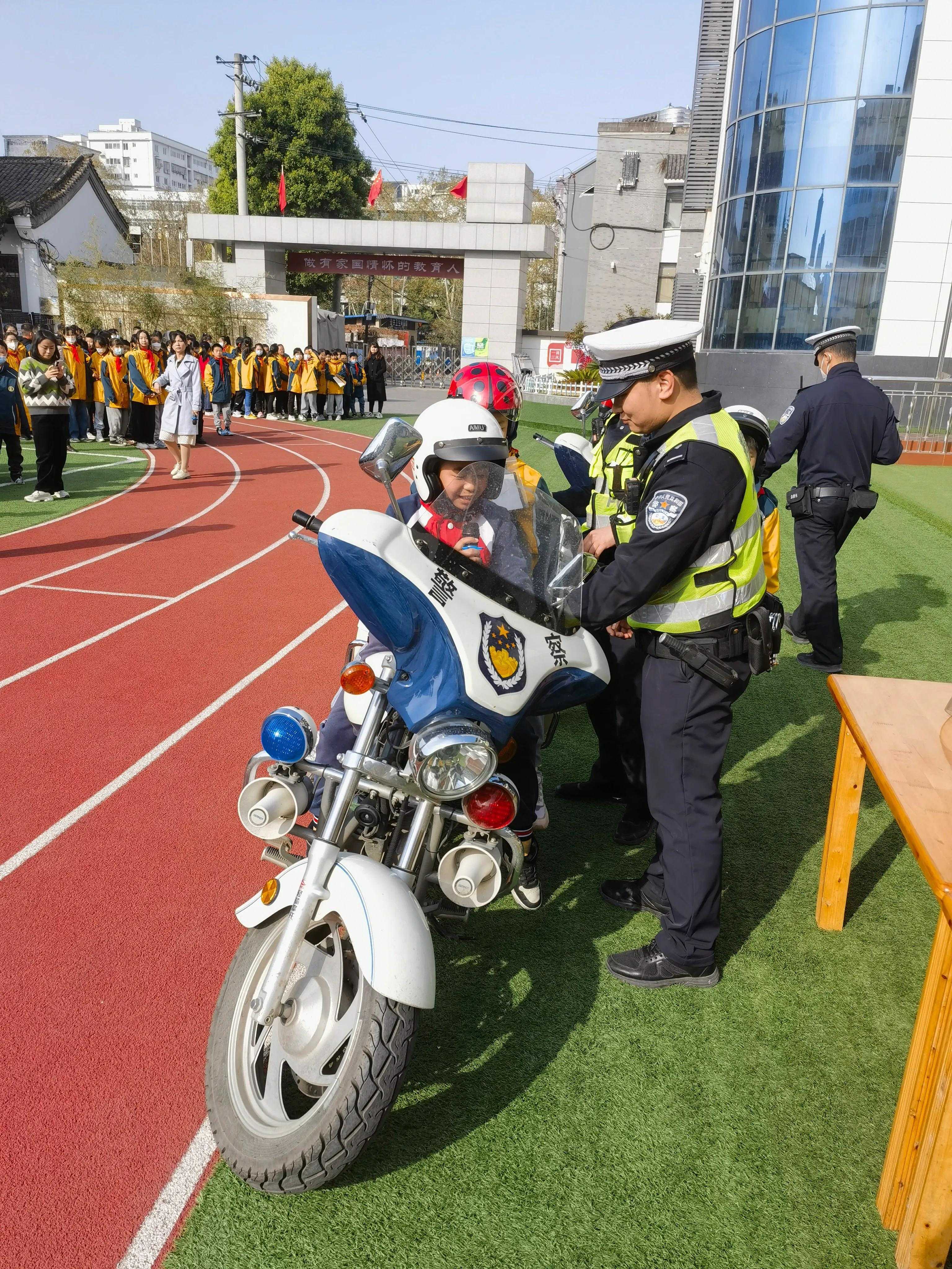 【全國(guó)中小學(xué)生安全教育日】漢中交警一大隊(duì)開(kāi)講啦！