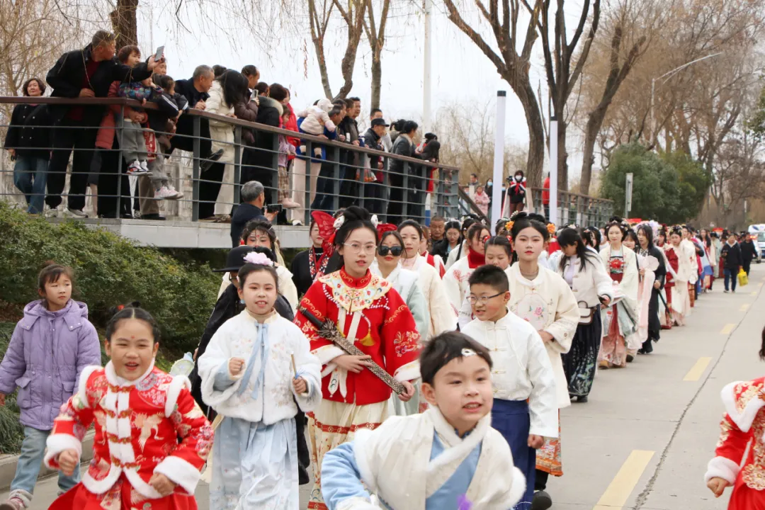 我們的節(jié)日·歡樂中國年丨西鄉(xiāng)：漢服巡游！太！驚！艷！