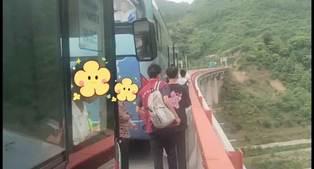 大巴故障46名學(xué)生被困高速，漢中交警迅速救援保平安