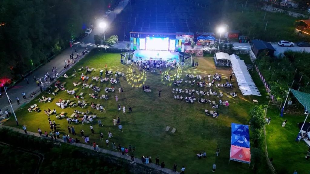 被佛坪王家灣圈粉了！鑼鼓迎賓、非遺打鐵花… 這儀式感直接拉滿！