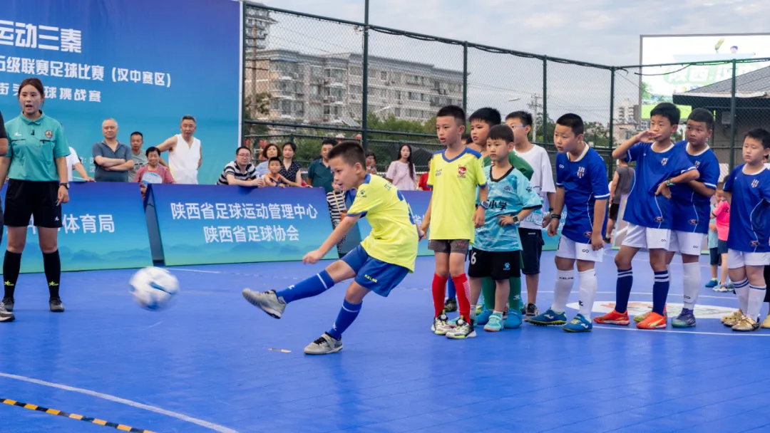 助力文明創(chuàng)建！漢中3V3街頭足球挑戰(zhàn)賽正式開賽 →
