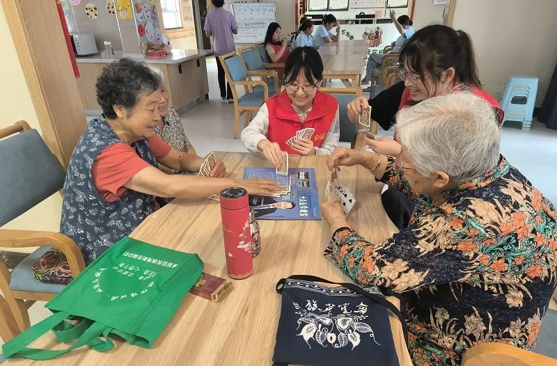 華中農(nóng)業(yè)大學(xué)學(xué)生實(shí)踐團(tuán)走進(jìn)褒國康樂園，讓青春持續(xù)溫暖“夕陽紅”