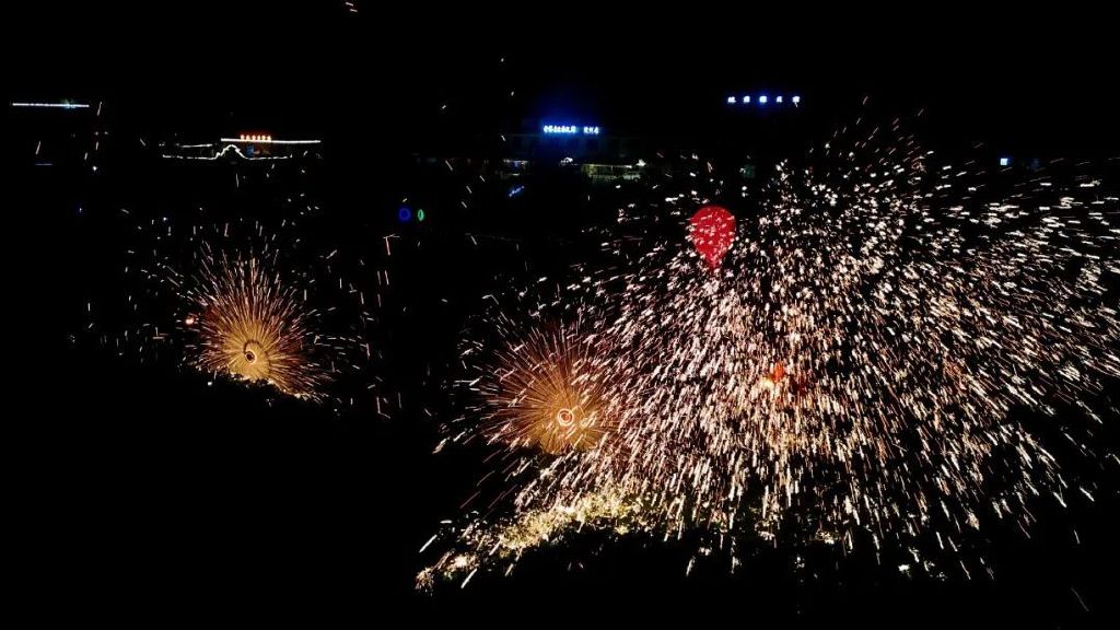 被佛坪王家灣圈粉了！鑼鼓迎賓、非遺打鐵花… 這儀式感直接拉滿！