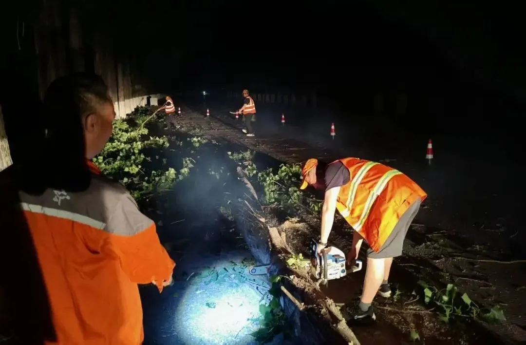 110分鐘打通“堵點”！一場夜幕下的緊急搶險→