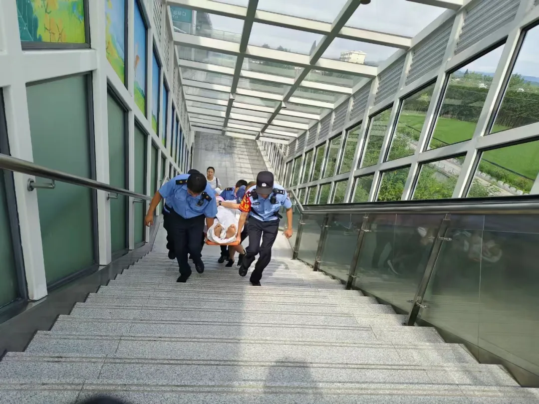 老人家中重傷急需出外救治！洋縣西站全力協(xié)調速達西安！
