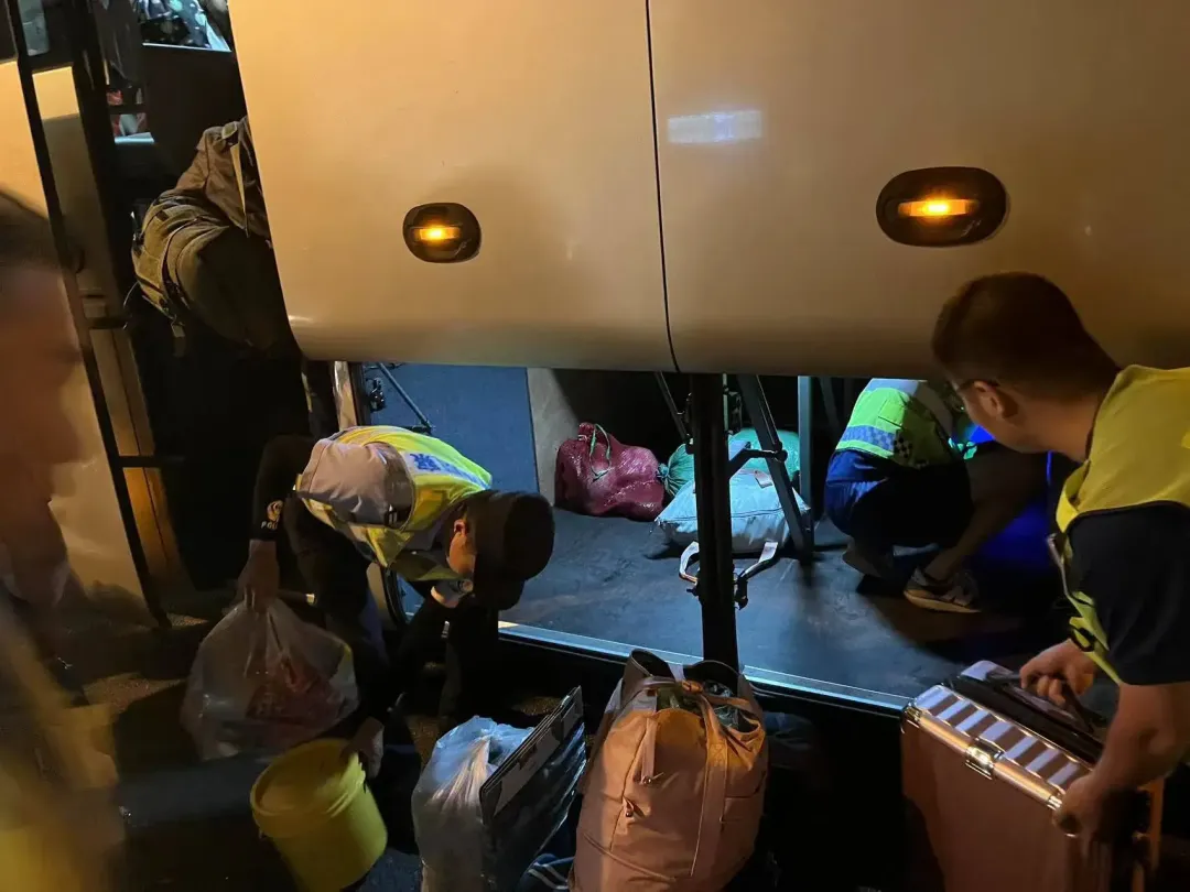 大巴車故障困高速，漢中交警救助暖人心！