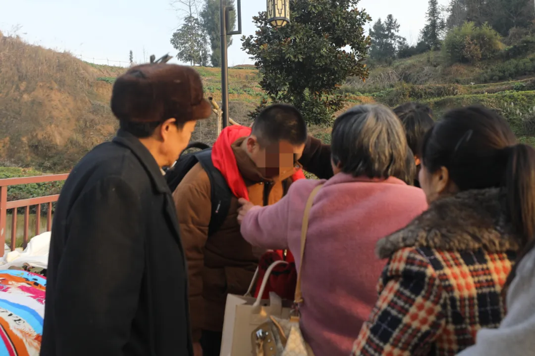一個(gè)擁抱，父母等了26年！南鄭公安助力家庭團(tuán)圓之夢