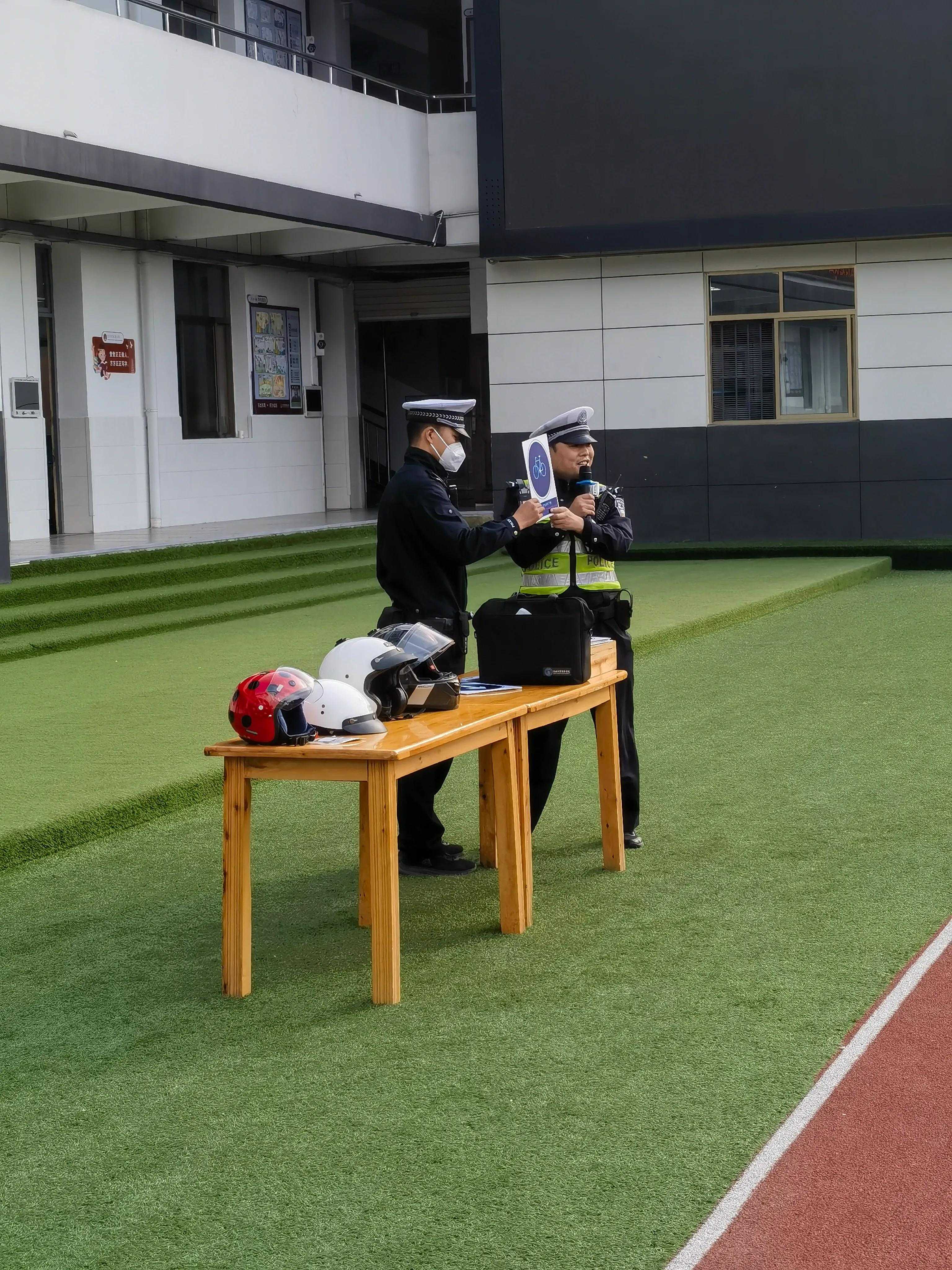 【全國(guó)中小學(xué)生安全教育日】漢中交警一大隊(duì)開(kāi)講啦！