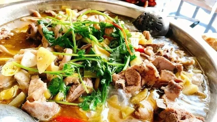 跟著非遺美食游南鄭：酸辣鮮香、肉嫩湯美的泡姜雞。