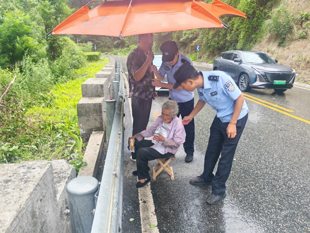 暖心救助！八旬老人雨中迷路，漢臺民警及時護送回家