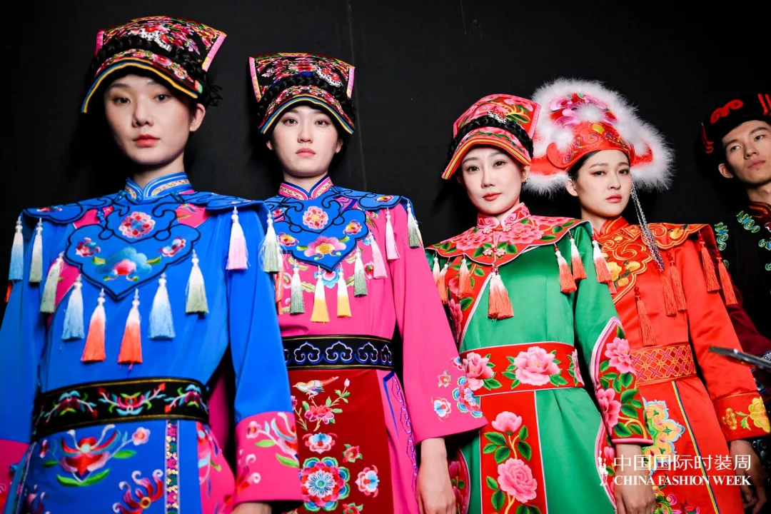 漢中非遺服飾亮相中國國際時裝周！