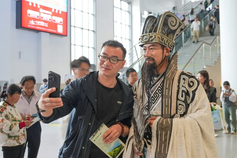 張騫、諸葛亮、“秦嶺四寶”齊現(xiàn)高鐵站，文化氛圍拉滿！