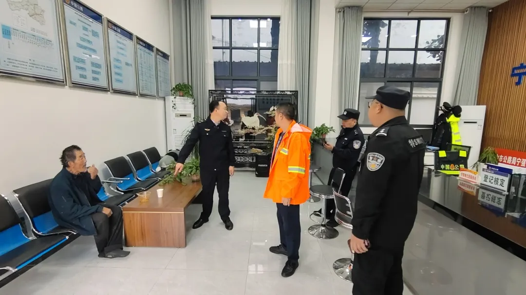 暖心︱八旬老人迷路，公路人幫助回家