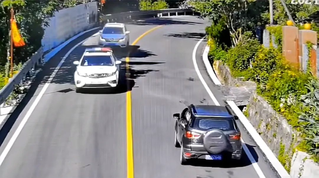 “別怕！跟著警車走，我們來開道”
