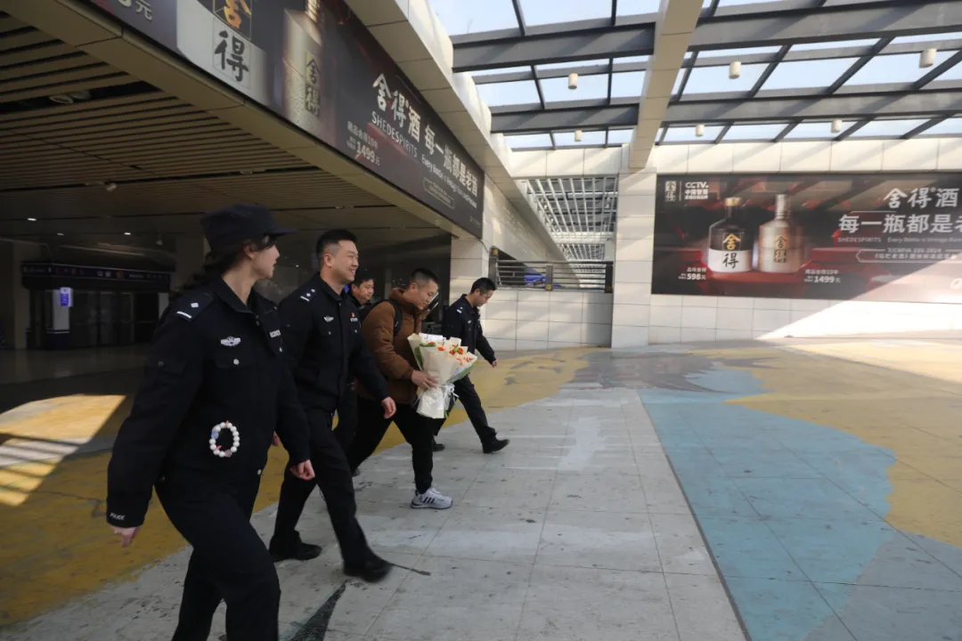 一個(gè)擁抱，父母等了26年！南鄭公安助力家庭團(tuán)圓之夢