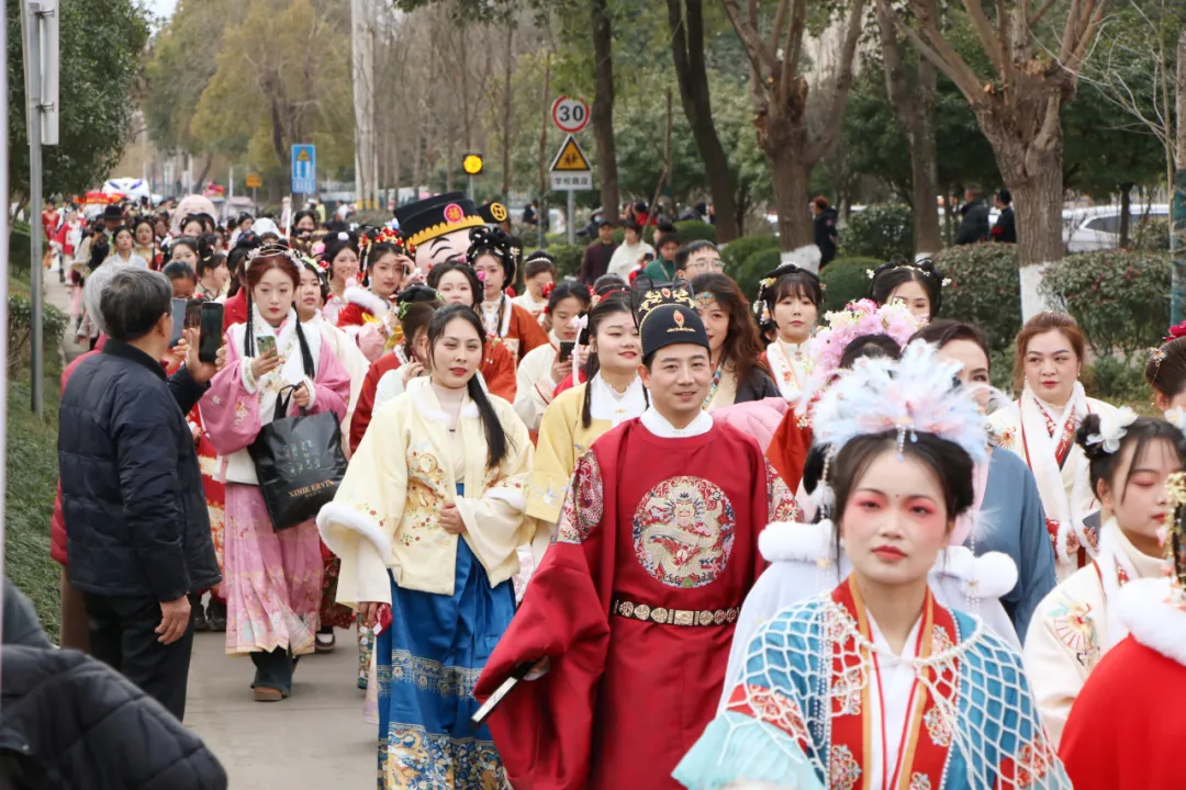 我們的節(jié)日·歡樂中國年丨西鄉(xiāng)：漢服巡游！太！驚！艷！