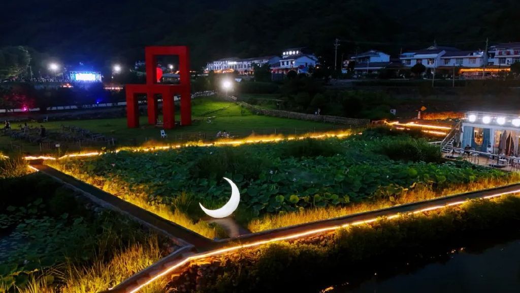 被佛坪王家灣圈粉了！鑼鼓迎賓、非遺打鐵花… 這儀式感直接拉滿！