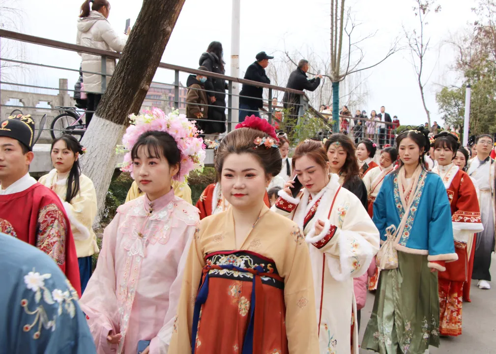 我們的節(jié)日·歡樂中國年丨西鄉(xiāng)：漢服巡游！太！驚！艷！