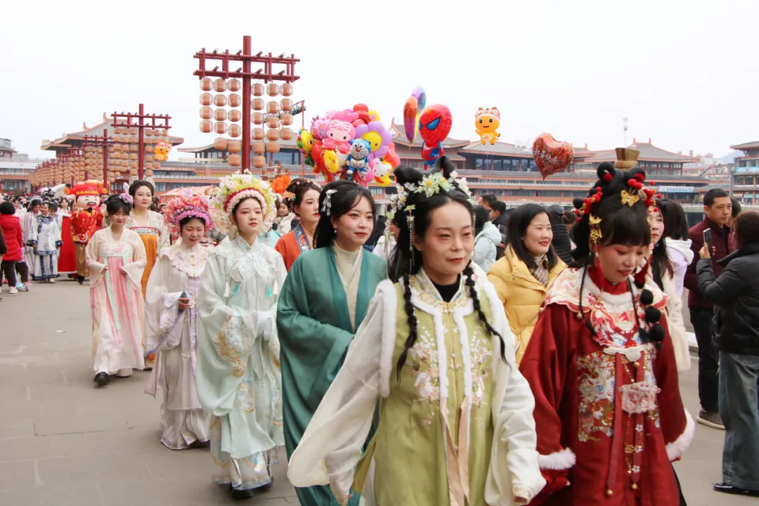 我們的節(jié)日·歡樂中國年丨西鄉(xiāng)：漢服巡游！太！驚！艷！