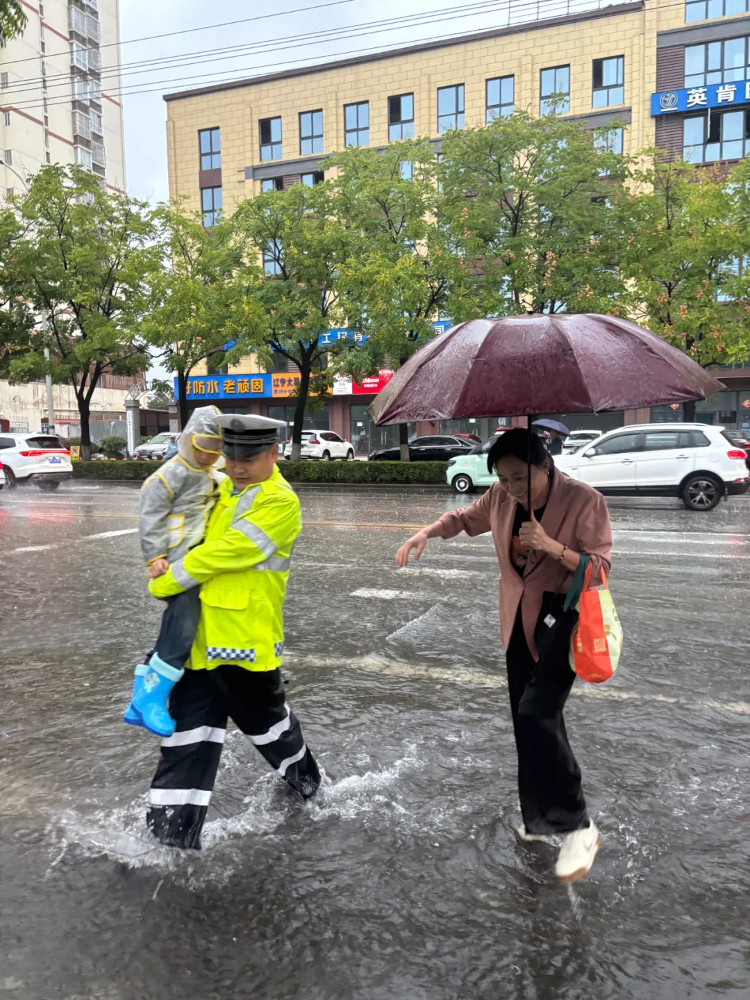 雨中暖懷：交警化身“擺渡人”護(hù)學(xué)