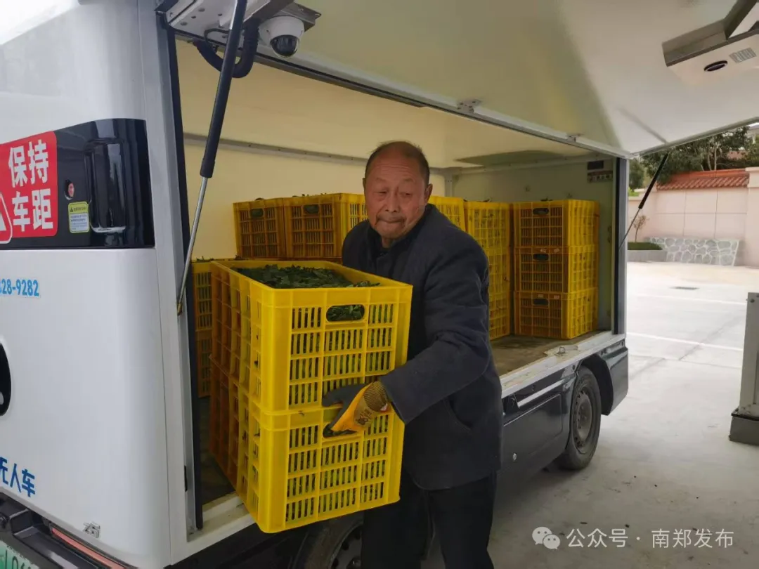漢中田間地頭出現(xiàn)無(wú)人運(yùn)輸車